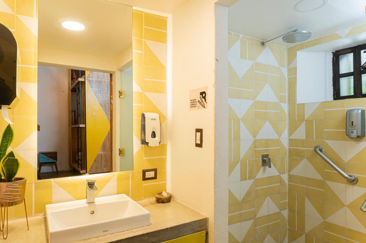 Adra Hostel Antigua Buitenkant foto Bathroom