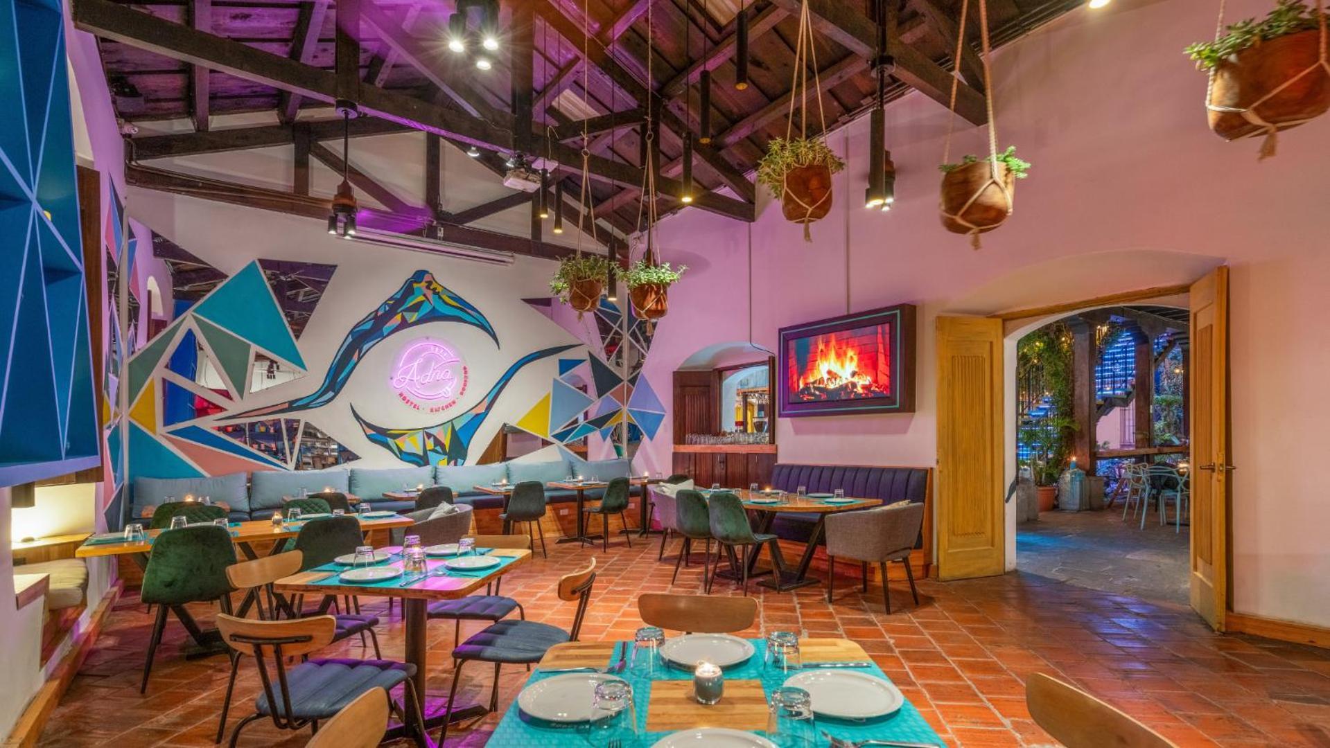 Adra Hostel Antigua Buitenkant foto Interior of the restaurant
