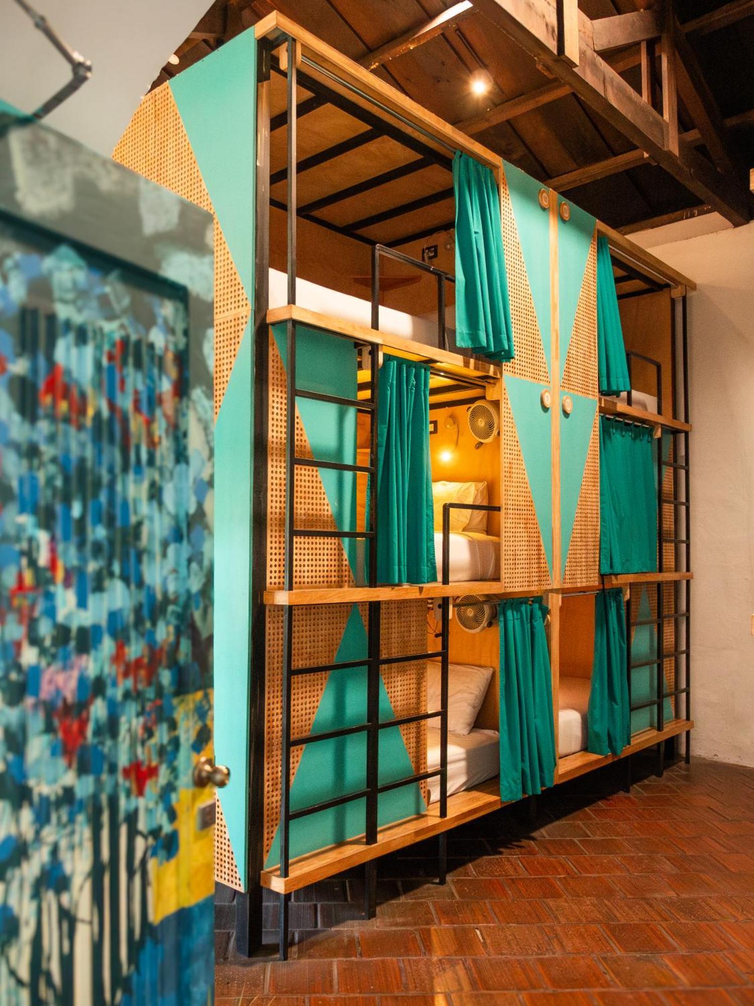 Adra Hostel Antigua Buitenkant foto A capsule hotel in Tokyo