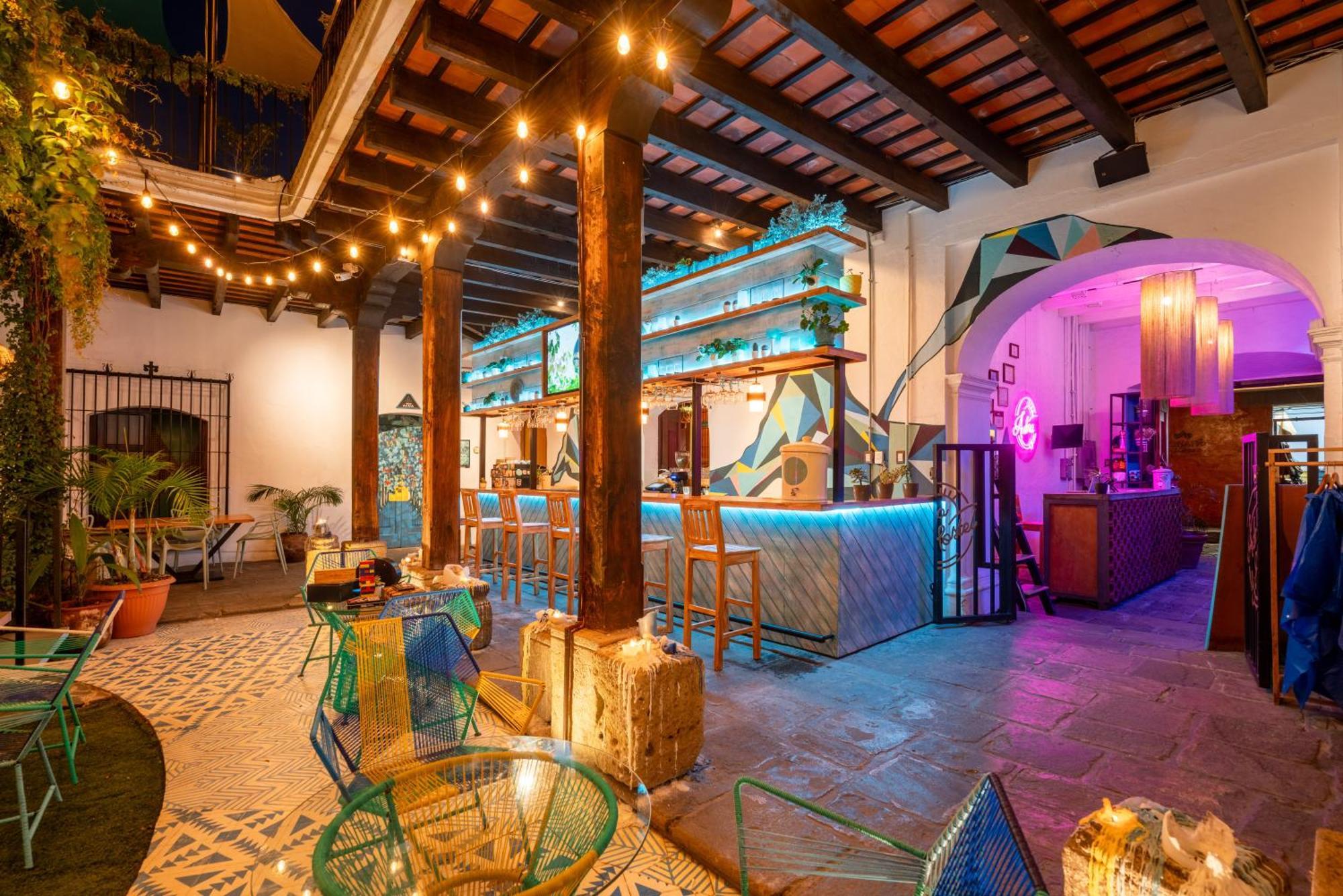 Adra Hostel Antigua Buitenkant foto The interior of the nightclub