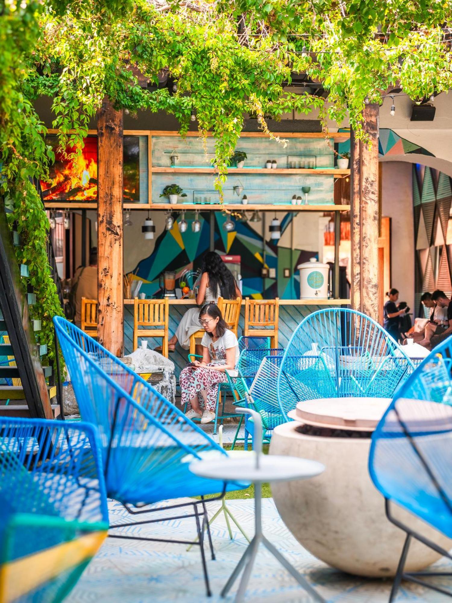 Adra Hostel Antigua Buitenkant foto A coffee shop in Ho Chi Minh City