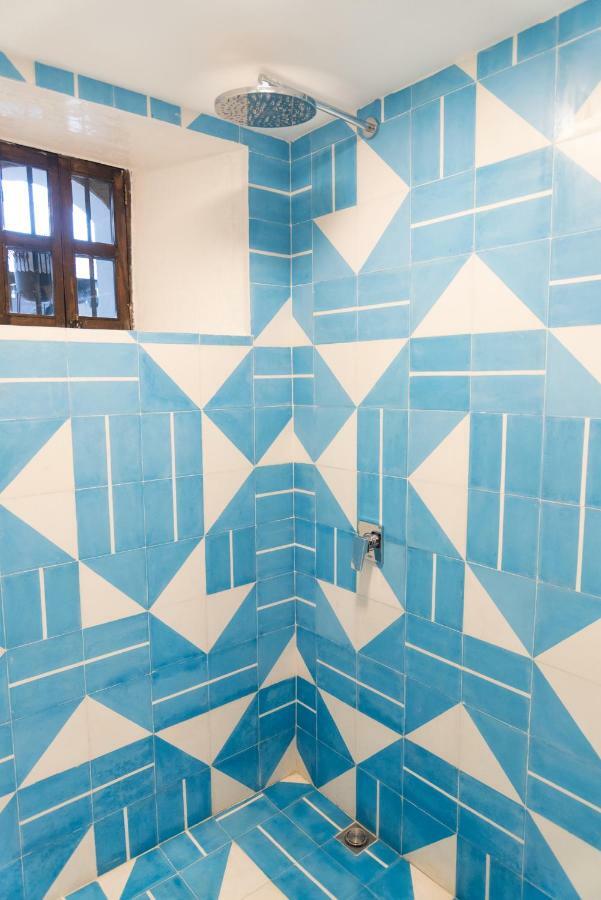 Adra Hostel Antigua Buitenkant foto Bathroom tiles